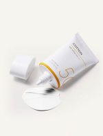 Enriched with a hydrating skincare essence to prevent dryness, keeping the skin moisturized and comfortable throughout the day.